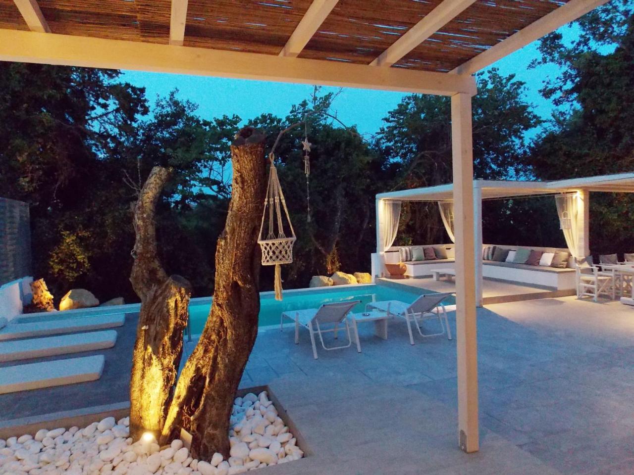 Nikos Villa