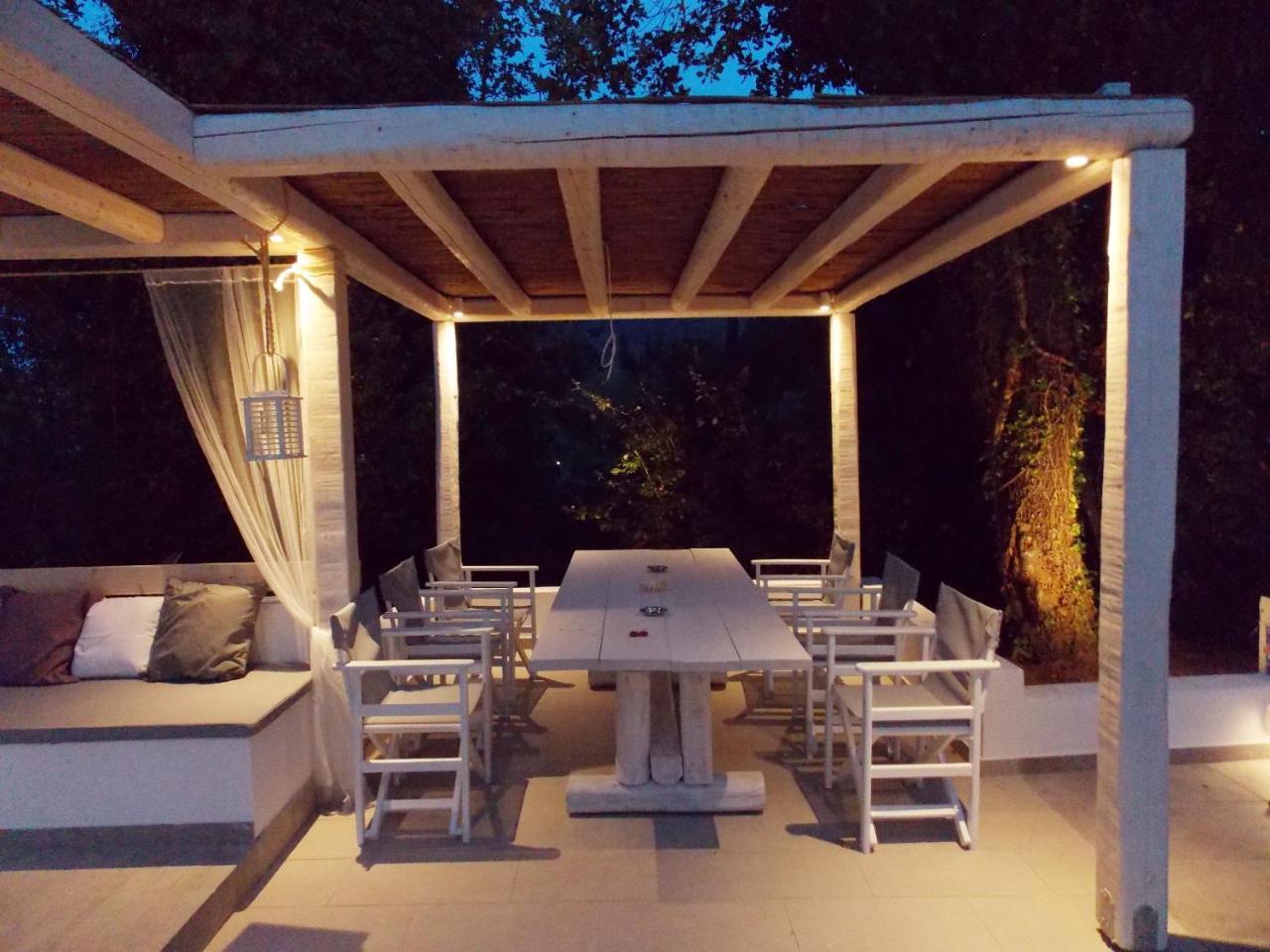 Nikos Villa
